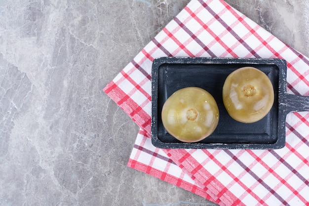 Eingelegte grüne Tomaten auf Tafel