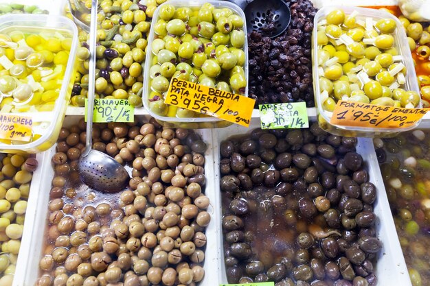 eingelegte Oliven auf dem spanischen Markt
