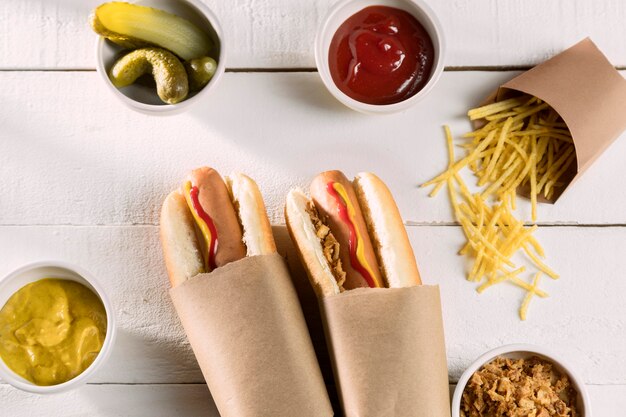 Eingewickelter Hot Dog mit Gurken und Gewürzen