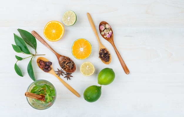 Einige fermentierte Getränke mit Zitrusfrüchten, Kräutern und Gewürzen auf weißer Oberfläche