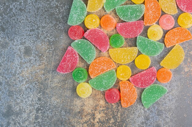 Einige Marmeladenbonbons auf Marmorhintergrund. Hochwertiges Foto