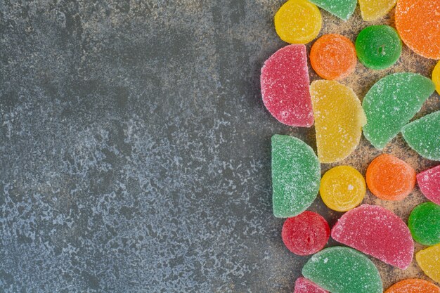 Einige Marmeladenbonbons auf Marmorhintergrund. Hochwertiges Foto