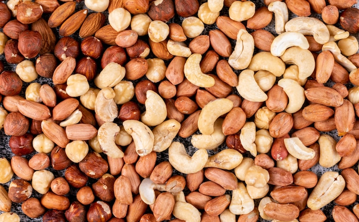 Kostenlose Foto einige von verschiedenen nüssen mit pekannuss, pistazien, mandel, erdnuss, cashew, pinienkernen nahaufnahme.