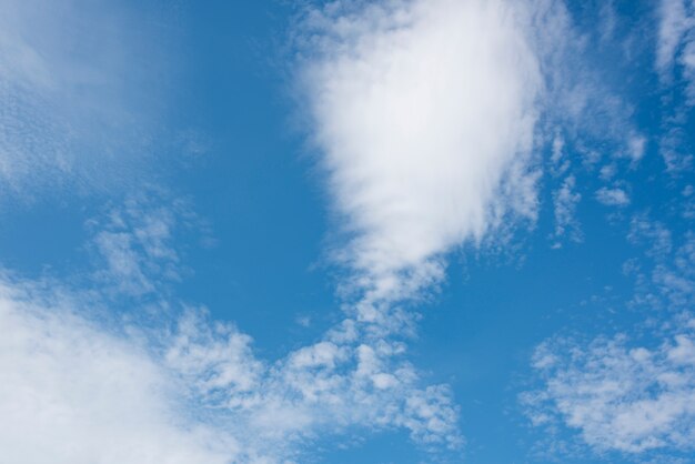 Einige weiße Wolken den blauen Himmel bedeckt