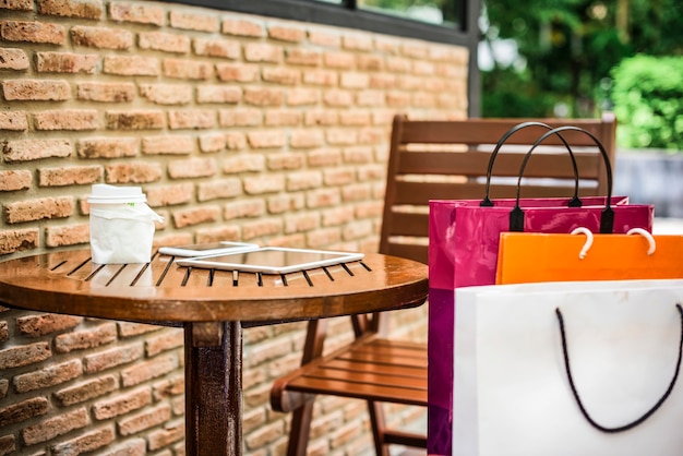 Einkaufstaschen auf einem Café im Freien