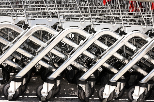 Kostenloses Foto einkaufswagen außerhalb des supermarktes