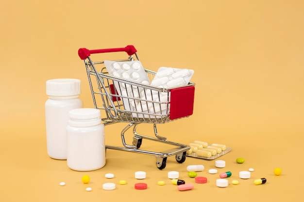 Einkaufswagen mit Tablettenfolien und Behältern