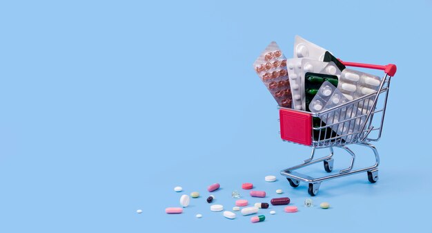 Einkaufswagen mit Tablettenfolien und Kopierraum