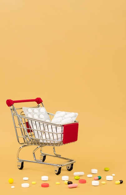 Einkaufswagen mit Tablettenfolien und Kopierraum