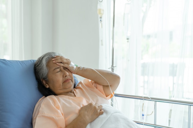 Einsame ältere Patienten in Krankenhausbettpatienten möchten nach Hause gehen - medizinisches und medizinisches Konzept