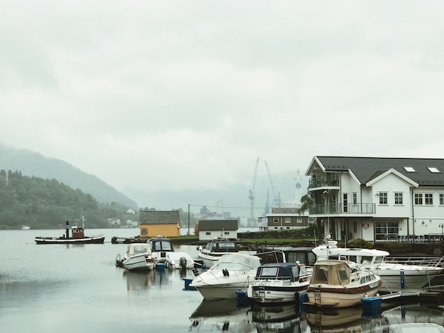 Kostenloses Foto einsame boote stehen auf dem pier mit nebel bedeckt