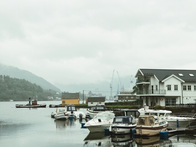 Einsame Boote stehen auf dem Pier mit Nebel bedeckt
