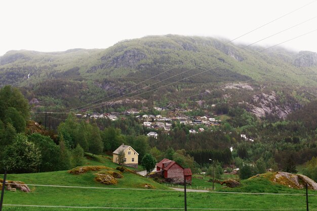 Einsame Häuser unter den Bergen