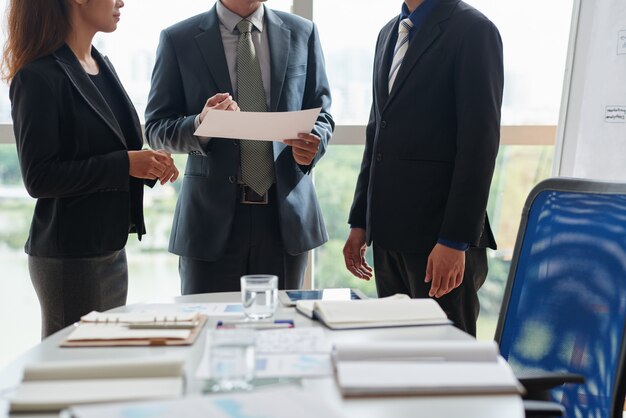 Einzelheiten der gegenseitig vorteilhaften Zusammenarbeit besprechen