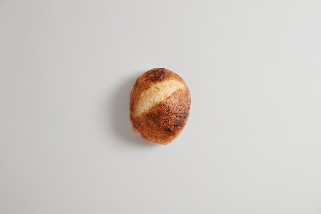 Einzelne gebackene runde Dinkel hausgemachtes Brot aus Bio-Mehl gebacken, isoliert auf weißem Studio Hintergrund. Gourmet-Backwaren. Laib knuspriges rustikales Brot am Sauerteig. Gesundes Essen. Lebensmittelkonzept