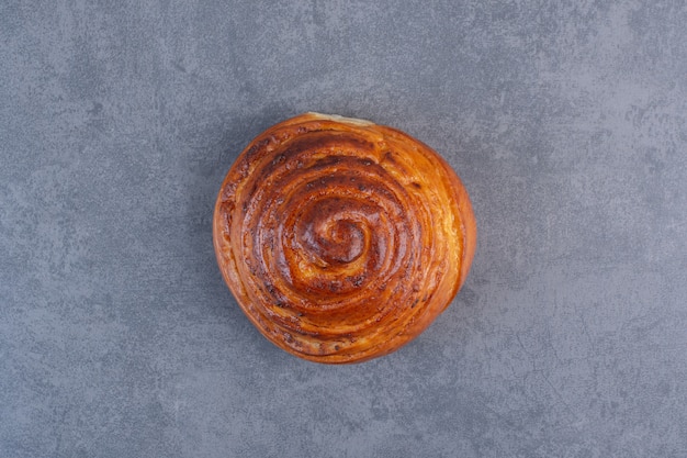 Kostenloses Foto einzelne, knusprige süße brötchen auf marmor angezeigt.