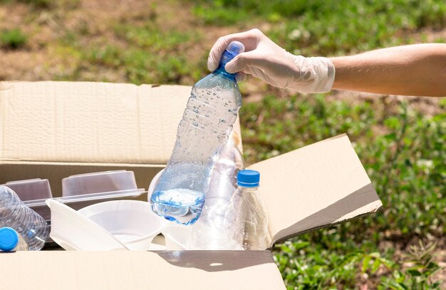 Einzelne Recycling-Plastikflaschen in Nahaufnahme