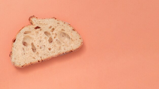 Einzelne Scheibe Brot auf farbigem Hintergrund