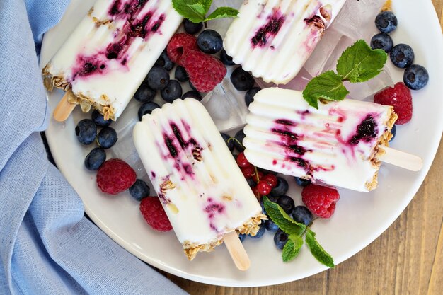 Eis am Stiel aus gefrorenem Joghurt mit Haferflocken und Marmelade