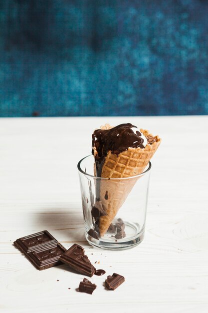 Eis mit Belag und Schokolade in der Tasse