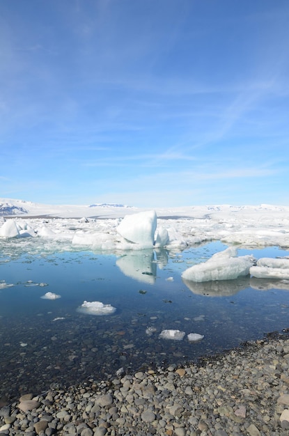 Eisberglandschaft mit schönen Spiegelungen im Wasser des Sees