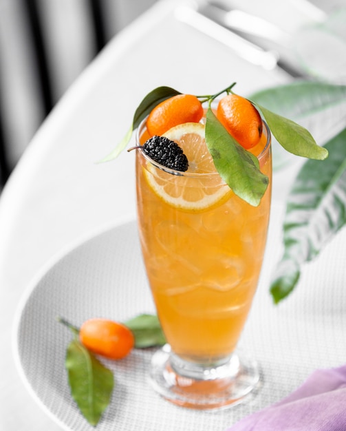 Eiscocktail mit Citruces auf dem Tisch