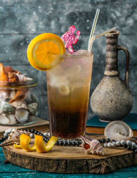 Eiscocktail mit Orangenscheibe garniert