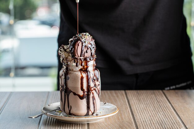 Eisdessert mit Bitterschokoladensauce