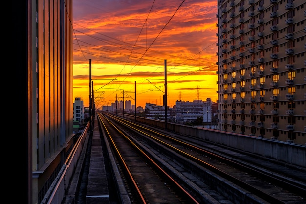 Eisenbahn und Sonnenaufgang