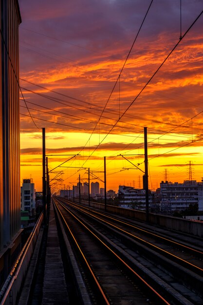 Eisenbahn und Sonnenaufgang