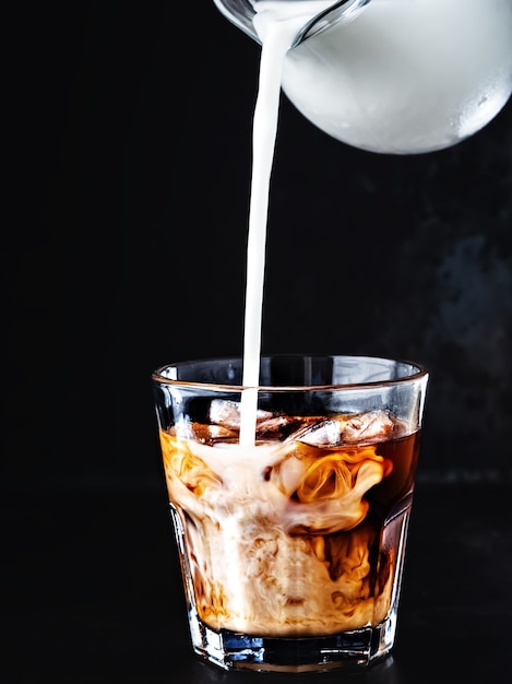 Eiskaffee in einem Glas mit Eis und Zuckersirup