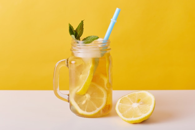 Eistee im Krug, sommerliches kaltes Getränk mit Zitrone und Minze