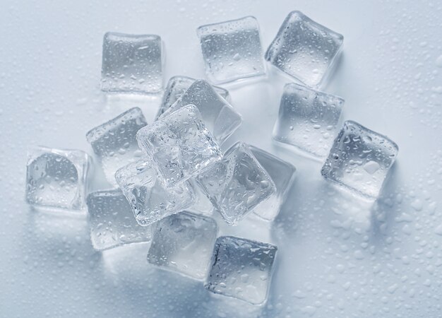 Eiswürfel auf dem Tisch