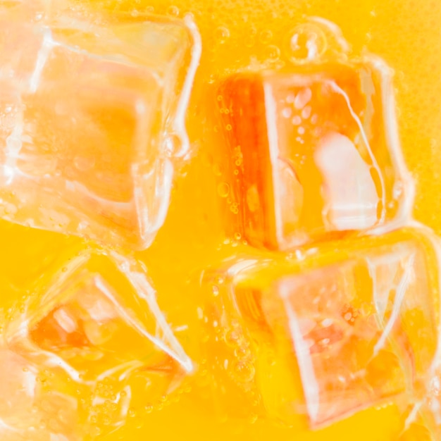 Eiswürfel in der orange Flüssigkeit