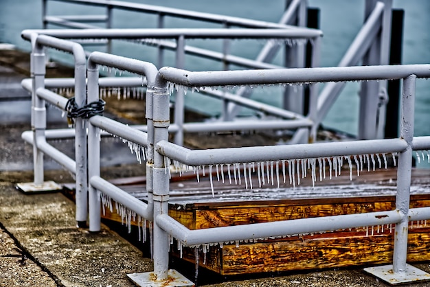 Eiszapfen hängen am Metallzaun in Chicago