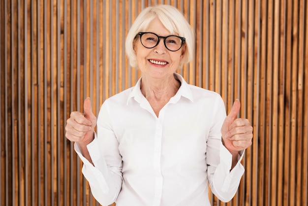 Elegante alte Frau mit Brille