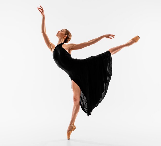 Elegante Ballerina-Position im vollen Schuss