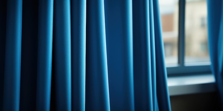 Kostenlose Foto elegante blaue vorhänge umgeben ein fenster