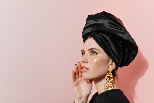 Elegante Dame im Turban mit Augenklappen