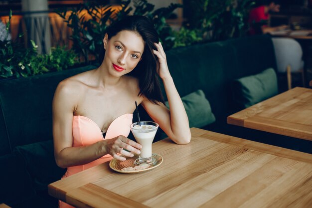 Elegante Dame mit Kaffee