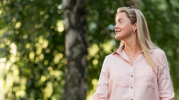 Elegante erwachsene Frau, die draußen aufwirft