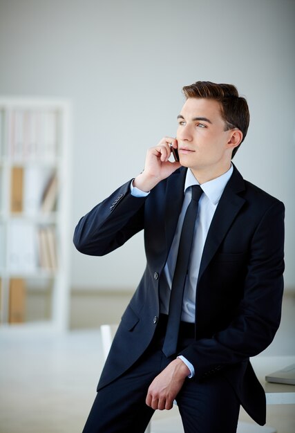 Elegante Exekutive am Telefon zu sprechen