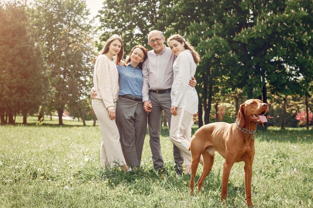 Elegante Familie verbringen Zeit in einem Sommerpark