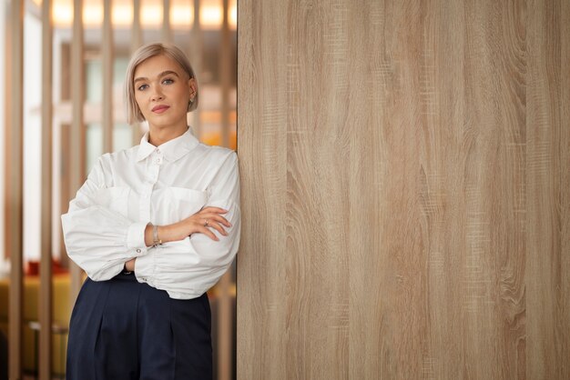 Elegante Frau der Vorderansicht, die bei der Arbeit aufwirft