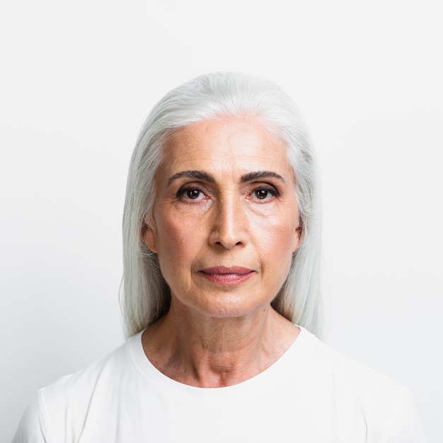 Elegante Frau der Vorderansicht mit dem grauen Haar