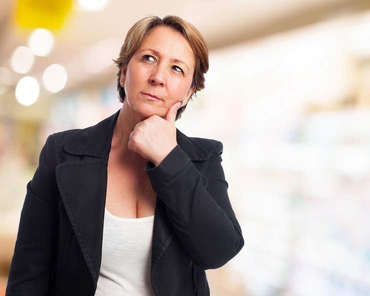 Kostenlose Foto elegante frau, die denken