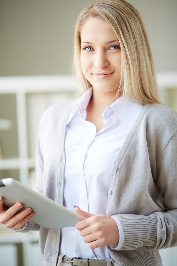 Kostenlose Foto elegante frau, die eine tablette anhält