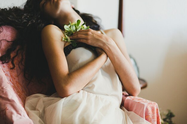 Elegante Frau, die mit Blumen schläft