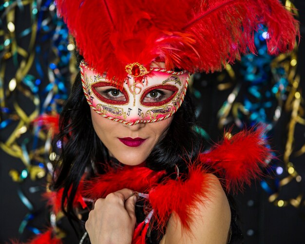 Elegante Frau, die venetianischen Karneval feiert
