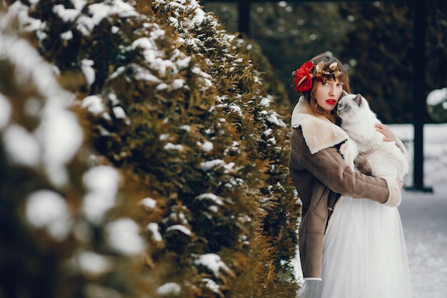 Kostenloses Foto elegante frau in einem langen weißen kleid